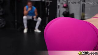 Japanese sporty MILF offers her bubbly ass for a quick fuck