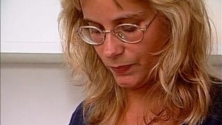 Milf mit riesem Busch fingert sich selbst