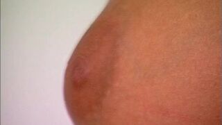 Milf mit riesem Busch fingert sich selbst