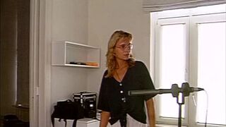 Milf mit riesem Busch fingert sich selbst