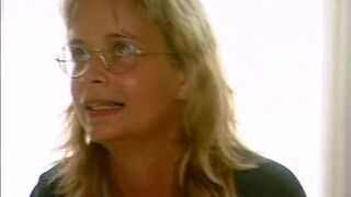 Milf mit riesem Busch fingert sich selbst