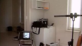 Milf mit riesem Busch fingert sich selbst