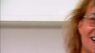 Milf mit riesem Busch fingert sich selbst