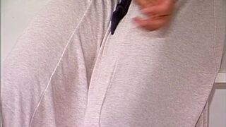 Milf mit riesem Busch fingert sich selbst