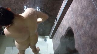 SEEING HER IN THE SHOWER MAKES ME HOT!! MY STEPSISTER THE BITCH IS IN THE SHOWER BATHING, THE NEXT DAY SHE BATHES IN MY ROOM AND BRINGS A DILDO TO FLIRT WITH HER VAGINA. HOMEMADE PORN