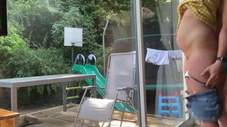 House cleaner let him to fuck her while she clean window