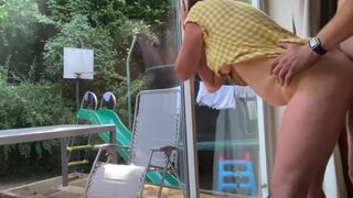 House cleaner let him to fuck her while she clean window
