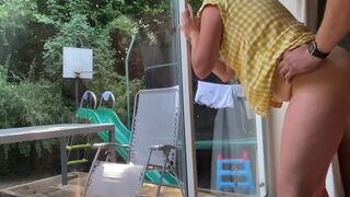 House cleaner let him to fuck her while she clean window