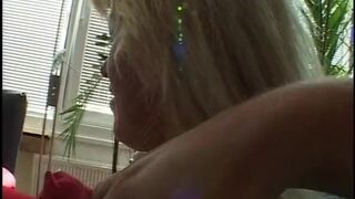 Blonde Milf im Pornstudio gebumst