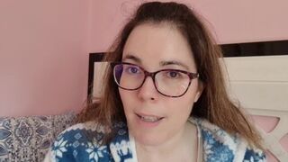 Chupando tetas y pezones. Madre loca enamorada se chupa las tetas y los pezoncitos - Evita Camila - 1 image