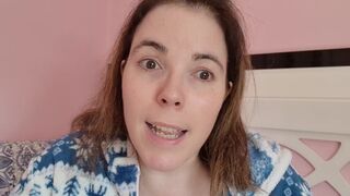 Chupando tetas y pezones. Madre loca enamorada se chupa las tetas y los pezoncitos - Evita Camila