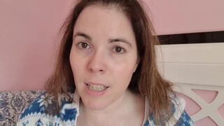 Chupando tetas y pezones. Madre loca enamorada se chupa las tetas y los pezoncitos - Evita Camila