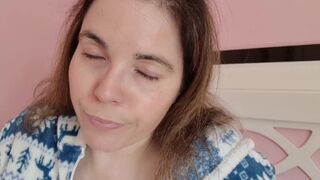 Chupando tetas y pezones. Madre loca enamorada se chupa las tetas y los pezoncitos - Evita Camila - 12 image