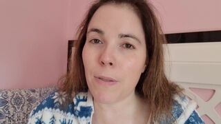 Chupando tetas y pezones. Madre loca enamorada se chupa las tetas y los pezoncitos - Evita Camila - 13 image