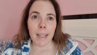 Chupando tetas y pezones. Madre loca enamorada se chupa las tetas y los pezoncitos - Evita Camila - 14 image