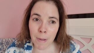 Chupando tetas y pezones. Madre loca enamorada se chupa las tetas y los pezoncitos - Evita Camila - 15 image