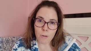 Chupando tetas y pezones. Madre loca enamorada se chupa las tetas y los pezoncitos - Evita Camila