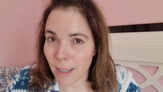 Chupando tetas y pezones. Madre loca enamorada se chupa las tetas y los pezoncitos - Evita Camila - 4 image