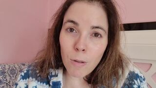 Chupando tetas y pezones. Madre loca enamorada se chupa las tetas y los pezoncitos - Evita Camila