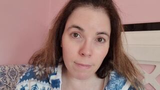 Chupando tetas y pezones. Madre loca enamorada se chupa las tetas y los pezoncitos - Evita Camila