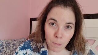 Chupando tetas y pezones. Madre loca enamorada se chupa las tetas y los pezoncitos - Evita Camila - 8 image