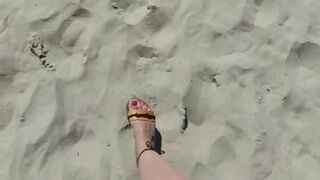 HOT MILF MASTURBATING ON A PUBLIC BEACH