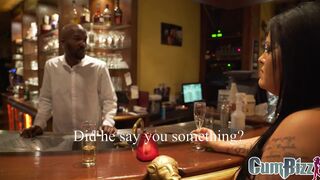 Stout paaskonijntje met dikke tieten zuigt dikke Zwarte lul en slikt zaad!