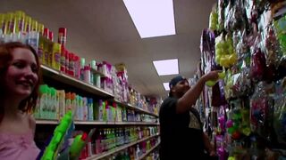 Nach dem Shoppen mit Wasser abkuehlen und ficken