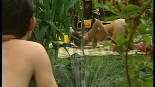 Notgeile Milf bekommt im Garten die Moese geleckt - 1 image