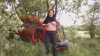 getting naked outside in public and masturbating with 2 dildo's