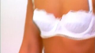 Rothaarige Lynn steckt sich den pinken grossen Dildo in Ihre Haarige Fotze