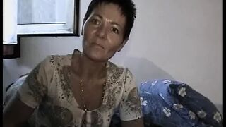 Kurzhaarige kommt das erste mal durch einen dildo