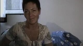 Kurzhaarige kommt das erste mal durch einen dildo