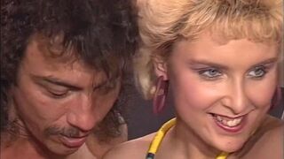 Milfs besorgen es sich heftig mit riesem Dildo Chef kommt und fickt sie beide