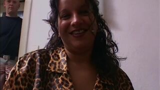 Dicke Hure mit riesen Titten fickt jeden Typ - 4 image