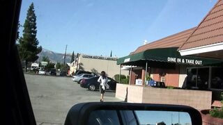 Heisse Milf auf dem Supermarkt Parkplatz aufgerissen und gefickt