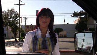 Heisse Milf auf dem Supermarkt Parkplatz aufgerissen und gefickt