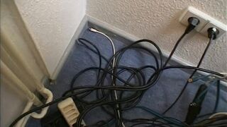 milf mit tattoos bekommt es Doogystyle vom Nachbar