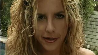 Milf pisst in den Pool