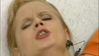 Blonde wird das erste mal richtig hart gefickt