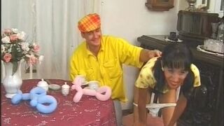 Exotische Milf wird von dem Karnevals vositzenden gefickt - 2 image