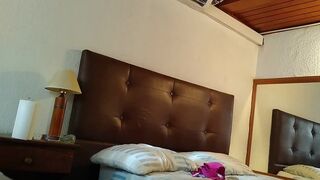 Mi vecina me recibe en su casa - 10 image