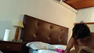 Mi vecina me recibe en su casa - 8 image