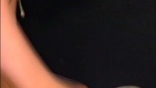 Junge Milf lutscht bis das Sperma kommt