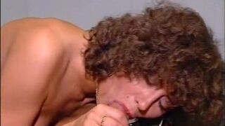 Junge Milf lutscht bis das Sperma kommt
