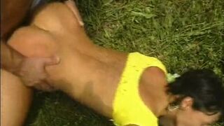 Cowboy fickt Milf im Hohen Gras