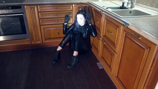 The policeman caught the robber in the apartment