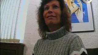 Brunette Milf im Porno lutscht den geilen Schwanz