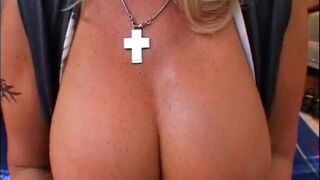 Blonde Milf mit mega Titten wird hard gefickt - 14 image