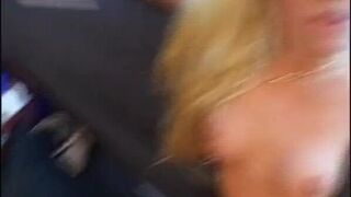 Angeschwippst zieht sie sich aus und wird gefickt